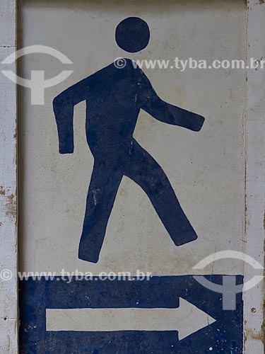  Detalhe de placa indicando a passagem de pedestres  - Rio de Janeiro - Rio de Janeiro (RJ) - Brasil