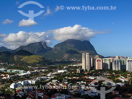  Casas e prédios na Barra da Tijuca com a Pedra da Gávea e Pedra Bonita ao fundo  - Rio de Janeiro - Rio de Janeiro (RJ) - Brasil