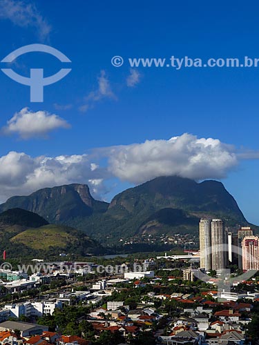  Casas e prédios na Barra da Tijuca com a Pedra da Gávea e Pedra Bonita ao fundo  - Rio de Janeiro - Rio de Janeiro (RJ) - Brasil