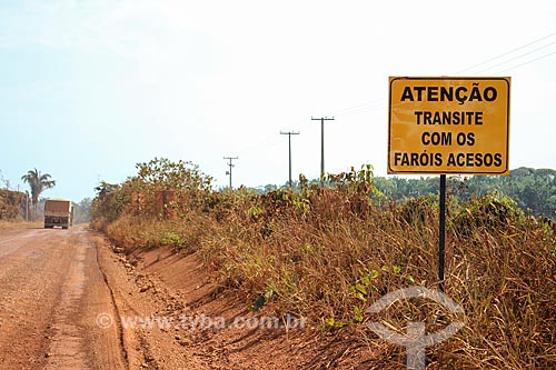  Placa com os dizeres: Atenção, transite com os faróis acesos em trecho inacabado do Anel Viário de Porto Velho  - Porto Velho - Rondônia (RO) - Brasil
