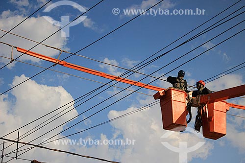  Funcionários da Eletrobras Distribuição Rondônia - antiga Ceron - na Avenida Jatuarana levantando os fios elétricos da rede  - Porto Velho - Rondônia (RO) - Brasil