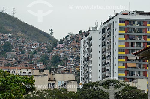  Vista de prédios e favela a partir do Viaduto Engenheiro Freyssinet (1974) - também conhecido como Viaduto da Paulo de Frontin  - Rio de Janeiro - Rio de Janeiro (RJ) - Brasil