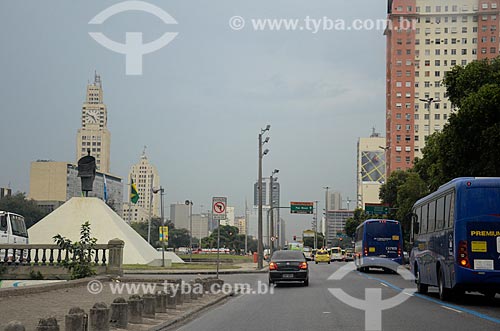  Tráfego na Avenida Presidente Vargas com o Monumento à Zumbi dos Palmares (1986) e a torre do relógio da Central do Brasil à esquerda  - Rio de Janeiro - Rio de Janeiro (RJ) - Brasil