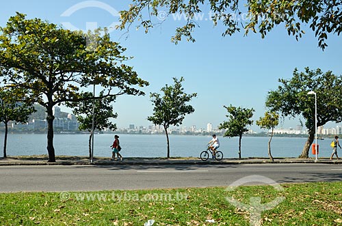  Pedestre e ciclista na ciclovia da Lagoa Rodrigo de Freitas  - Rio de Janeiro - Rio de Janeiro (RJ) - Brasil