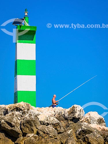  Pescador em rocha na orla do concelho de Lagos  - Concelho de Lagos - Distrito de Faro - Portugal