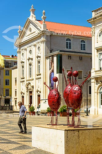  Esculturas na Praça do Município com a antiga Igreja de São Julião - hoje abriga o Museu do Dinheiro do Banco de Portugal - ao fundo  - Lisboa - Distrito de Lisboa - Portugal