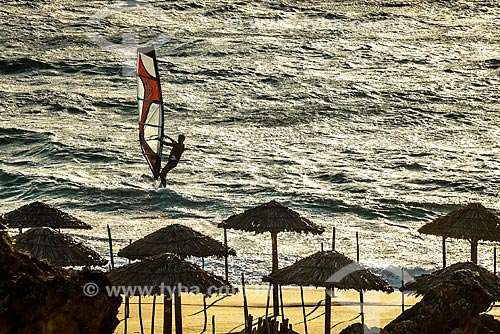  Praticante de windsurf na Praia do Guincho  - Concelho de Cascais - Distrito de Cascais - Portugal