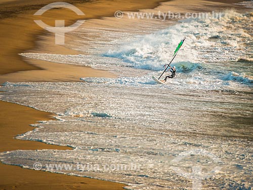  Praticante de windsurf na Praia do Guincho  - Concelho de Cascais - Distrito de Cascais - Portugal