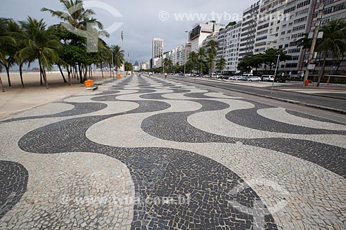  Detalhe do calçamento em pedra portuguesa do calçadão da Praia de Copacabana  - Rio de Janeiro - Rio de Janeiro (RJ) - Brasil