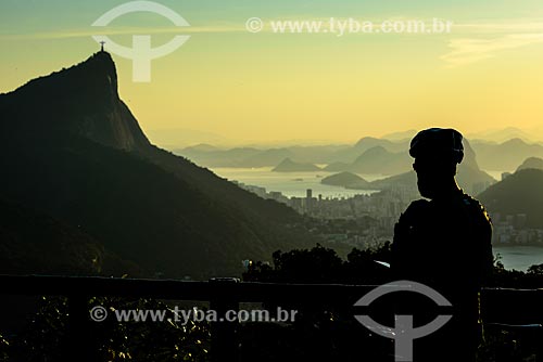  Ciclista na Vista Chinesa no Parque Nacional da Tijuca com o Cristo Redentor ao fundo  - Rio de Janeiro - Rio de Janeiro (RJ) - Brasil