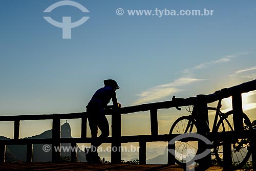  Ciclista na Vista Chinesa no Parque Nacional da Tijuca com o Cristo Redentor ao fundo  - Rio de Janeiro - Rio de Janeiro (RJ) - Brasil