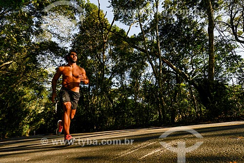  Homem correndo na Estrada das Paineiras - próximo à Vista Chinesa  - Rio de Janeiro - Rio de Janeiro (RJ) - Brasil