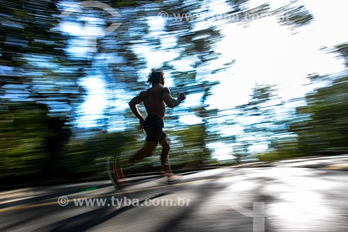  Homem correndo na Estrada das Paineiras - próximo à Vista Chinesa  - Rio de Janeiro - Rio de Janeiro (RJ) - Brasil