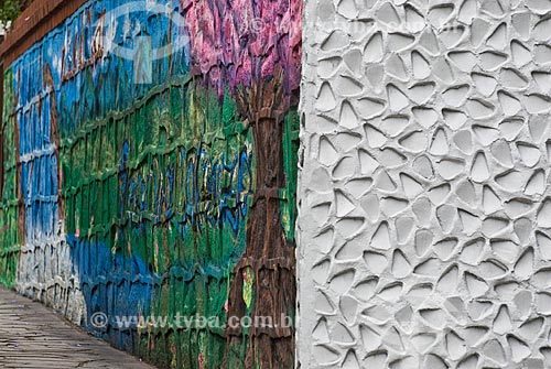  Detalhe de muro com textura e grafite  - Porto Alegre - Rio Grande do Sul (RS) - Brasil