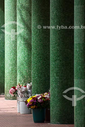  Baldes com flores próximos às colunas do Edifício Esplanada (1952)  - Porto Alegre - Rio Grande do Sul (RS) - Brasil