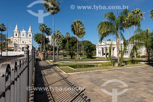  Igreja de São Benedito (1886) - à esquerda - com o Palácio Karnak (1933) - sede do Governo do Estado - à direita  - Teresina - Piauí (PI) - Brasil