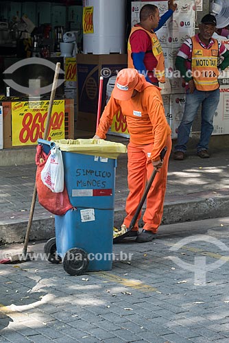  Gari varrendo a Praça Barão do Rio Branco  - Teresina - Piauí (PI) - Brasil