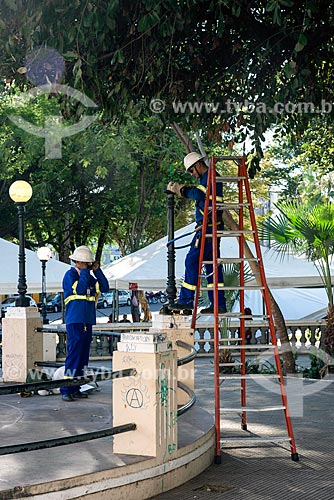  Funcionários da Prefeitura trocando lâmpada da Praça Dom Pedro II  - Teresina - Piauí (PI) - Brasil