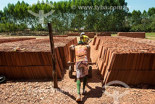  Trabalhadores carregando telhas para o pátio de olaria  - Nazária - Piauí (PI) - Brasil