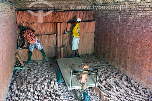  Trabalhadores retirando telhas do forno de olaria  - Nazária - Piauí (PI) - Brasil