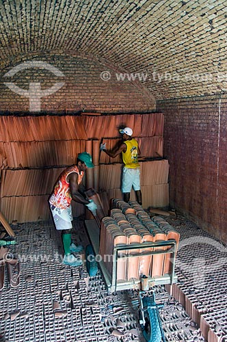  Trabalhadores retirando telhas do forno de olaria  - Nazária - Piauí (PI) - Brasil