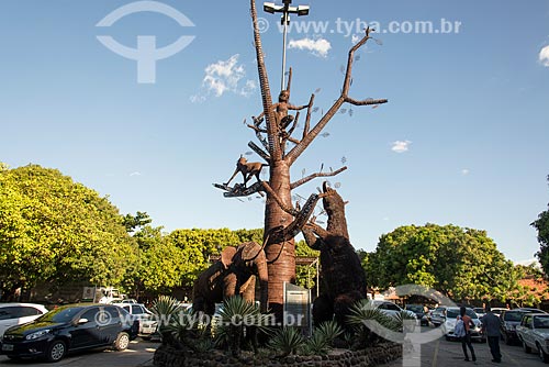  Escultura Árvore da Megafauna no pátio da Central de Artesanato Mestre Dezinho  - Teresina - Piauí (PI) - Brasil