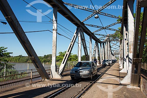  Carros na Ponte João Luís Ferreira - também conhecida como Ponte Metálica - sobre o Rio Parnaíba  - Teresina - Piauí (PI) - Brasil