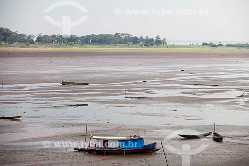  Barco encalhado no Lago do Aleixo - afluente do Rio Amazonas - durante o período de seca  - Manaus - Amazonas (AM) - Brasil
