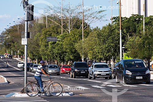  Ciclista aguardando para atravessar na Avenida Frei Serafim  - Teresina - Piauí (PI) - Brasil