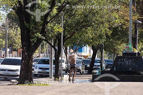 Morador de rua tomando banho na calçada da Avenida Frei Serafim  - Teresina - Piauí (PI) - Brasil