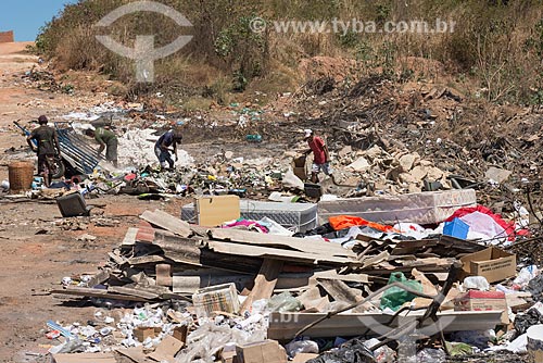  Catadores em lixão irregular no bairro Catarina  - Teresina - Piauí (PI) - Brasil