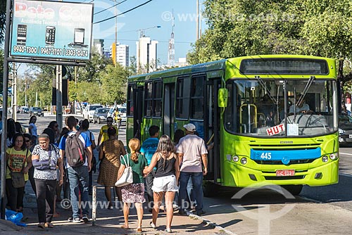  Passageiros embarcando em ônibus na Avenida Frei Serafim  - Teresina - Piauí (PI) - Brasil