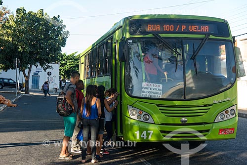  Passageiros embarcando em ônibus na Praça Demóstenes Avelino  - Teresina - Piauí (PI) - Brasil