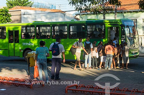  Passageiros embarcando em ônibus na Praça Demóstenes Avelino  - Teresina - Piauí (PI) - Brasil