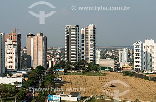  Colheita mecanizada de trigo em área urbana  - Londrina - Paraná (PR) - Brasil