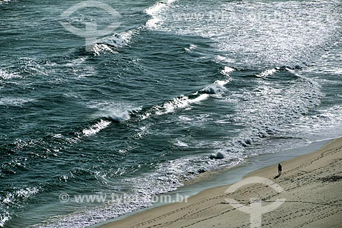  Vista de cima de banhista na orla da Praia da Barra da Tijuca  - Rio de Janeiro - Rio de Janeiro (RJ) - Brasil