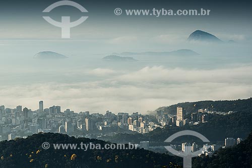  Vista de neblina ao amanhecer em Ipanema com o Monumento Natural das Ilhas Cagarras ao fundo  - Rio de Janeiro - Rio de Janeiro (RJ) - Brasil