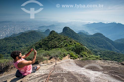  Homem fotografando a partir da escada de acesso ao Pico da Tijuca  - Rio de Janeiro - Rio de Janeiro (RJ) - Brasil