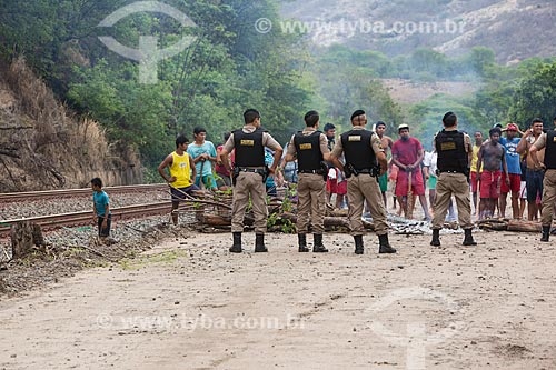  Índios da tribo Krenak fecharam ferrovia da Companhia Vale do Rio Doce em protesto pela poluição da Rio Doce após o rompimento de barragem de rejeitos de mineração da empresa Samarco em Mariana (MG)  - Resplendor - Minas Gerais (MG) - Brasil