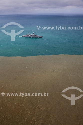  Foto aérea Navio Patrulha F Rademaker (P-49) com a lama chegando ao mar pelo Rio Doce após rompimento da barragem de rejeitos de mineração da empresa Samarco  - Linhares - Espírito Santo (ES) - Brasil