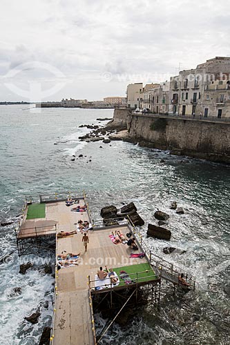  Deck no Mar Jônico utilizado por banhistas  - Siracusa - Província de Siracusa - Itália