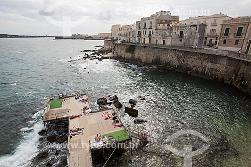  Deck no Mar Jônico utilizado por banhistas  - Siracusa - Província de Siracusa - Itália