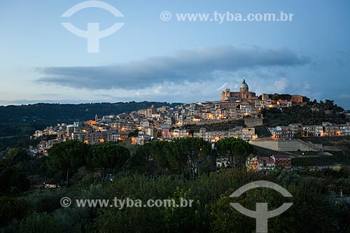  Vista geral da cidade de Piazza Armerina durante o anoitecer  - Piazza Armerina - Província de Enna - Itália