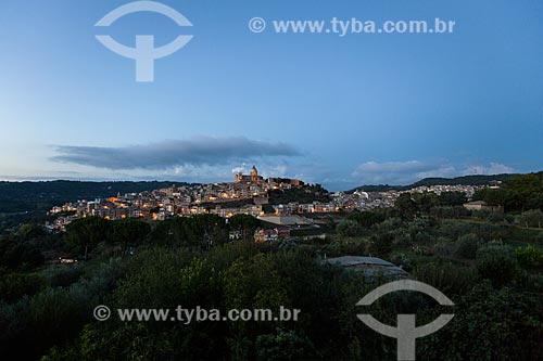  Vista geral da cidade de Piazza Armerina durante o anoitecer  - Piazza Armerina - Província de Enna - Itália