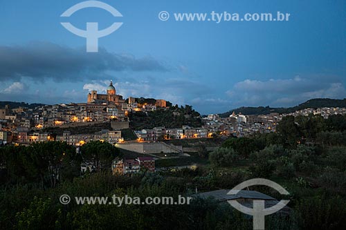  Vista geral da cidade de Piazza Armerina durante o anoitecer  - Piazza Armerina - Província de Enna - Itália