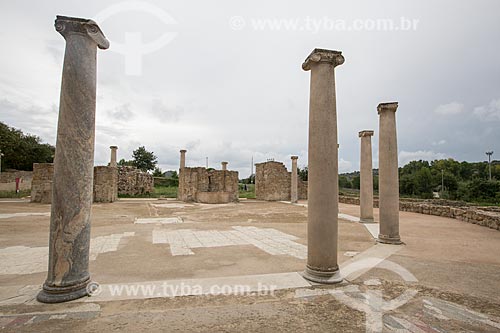  Ruínas de pátio na entrada da Villa Romana del Casale - antiga palácio construído no século IV  - Piazza Armerina - Província de Enna - Itália