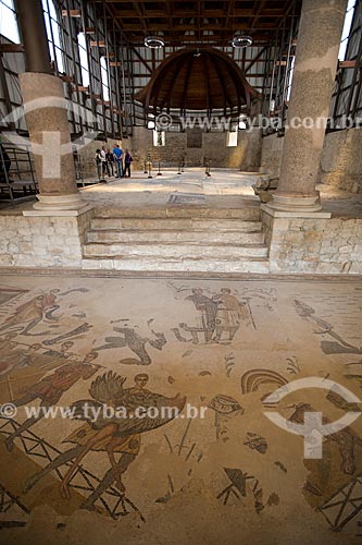  Detalhe de mosaico conhecido como Grande Caçada com a basílica ao fundo - Villa Romana del Casale - antiga palácio construído no século IV  - Piazza Armerina - Província de Enna - Itália