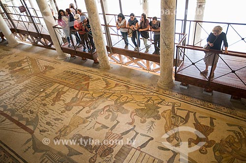  Turistas observando o mosaico conhecido como a Grande Caçada na Villa Romana del Casale - antiga palácio construído no século IV  - Piazza Armerina - Província de Enna - Itália