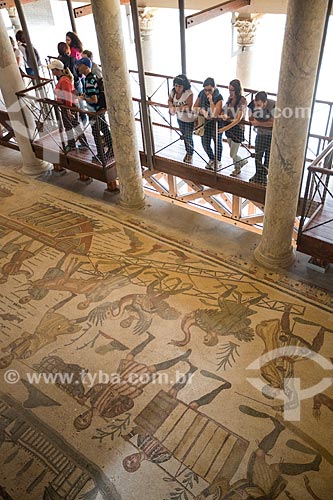  Turistas observando o mosaico conhecido como a Grande Caçada na Villa Romana del Casale - antiga palácio construído no século IV  - Piazza Armerina - Província de Enna - Itália