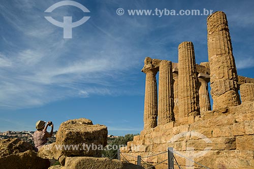  Turista fotografando o Templo de Juno no Valle dei Templi (Vale dos Templos) - antiga cidade grega de Akragas  - Agrigento - Província de Agrigento - Itália